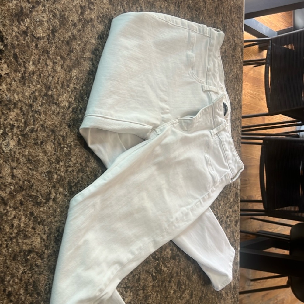 American Eagle stretchy white jeans in great shape